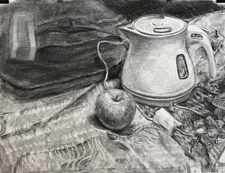 Houichi美術研究所の生徒作品。やかんやりんごなどを描いた木炭静物デッサン。